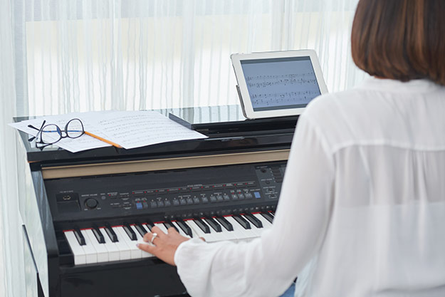 Pros and Cons of Learning Piano Online